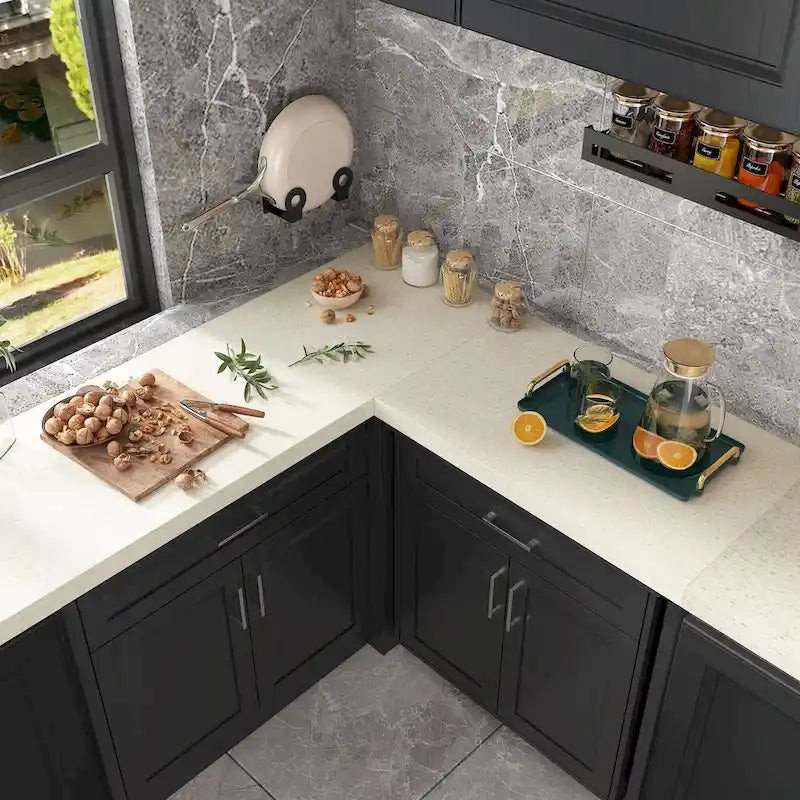 Meuble de cuisine d'angle en L gris foncé avec plan de travail UV et tiroirs coulissants