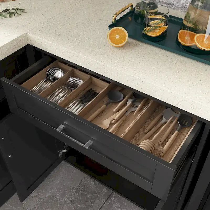 Meuble de cuisine d'angle en L gris foncé avec plan de travail UV et tiroirs coulissants
