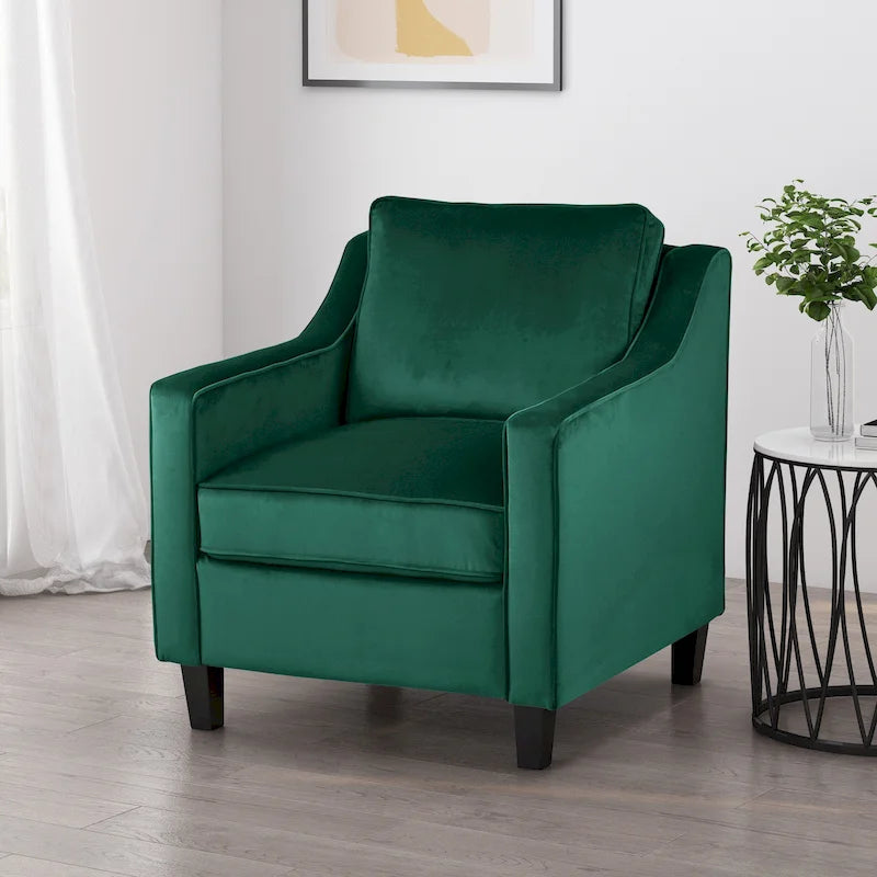 Fauteuil club contemporain en velours avec accoudoirs inclinés et pieds en bois de bouleau