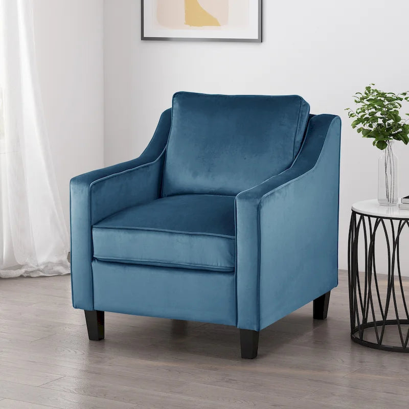 Fauteuil club contemporain en velours avec accoudoirs inclinés et pieds en bois de bouleau