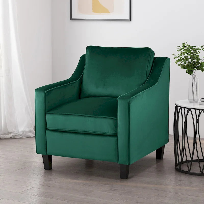 Fauteuil club contemporain en velours avec accoudoirs inclinés et pieds en bois de bouleau