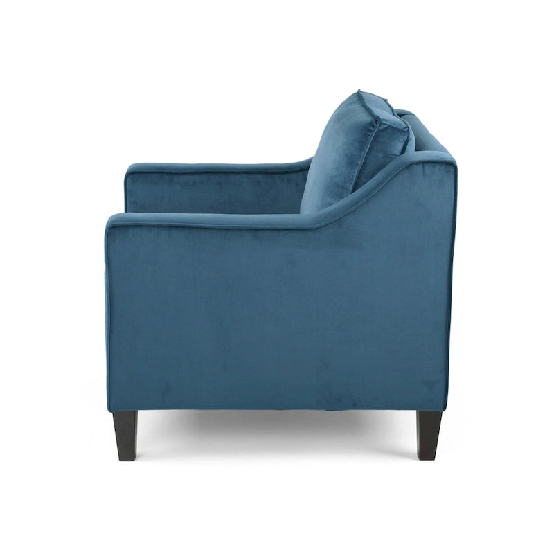 Fauteuil club contemporain en velours avec accoudoirs inclinés et pieds en bois de bouleau