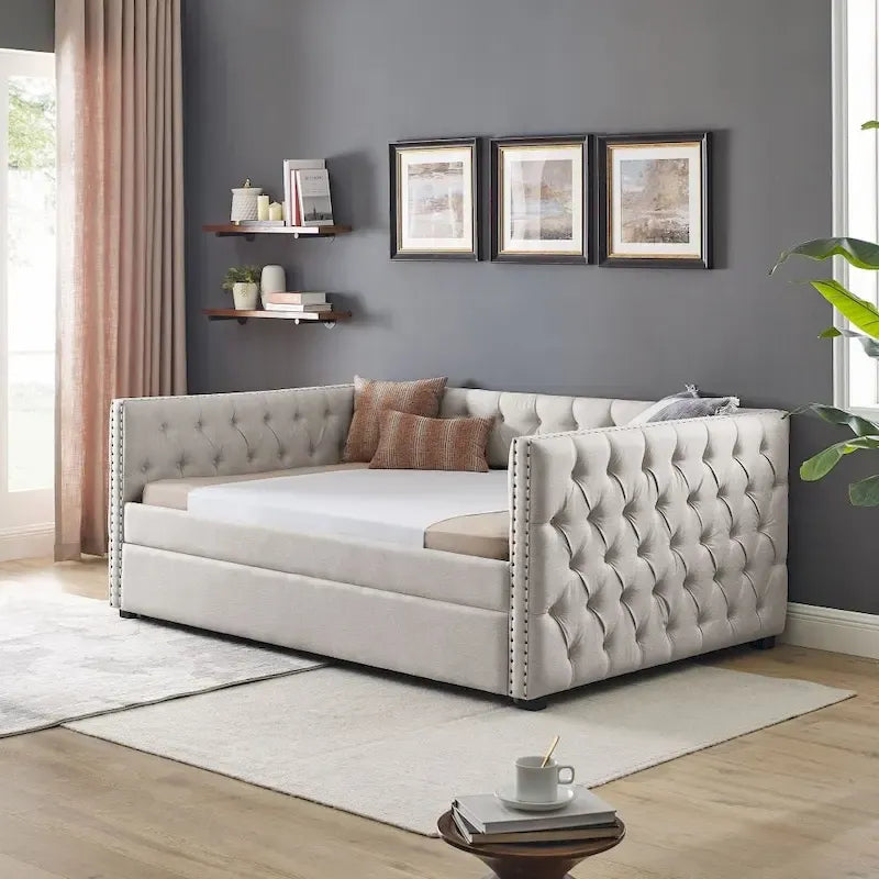 Lit de repos capitonné beige avec accoudoirs carrés cloutés