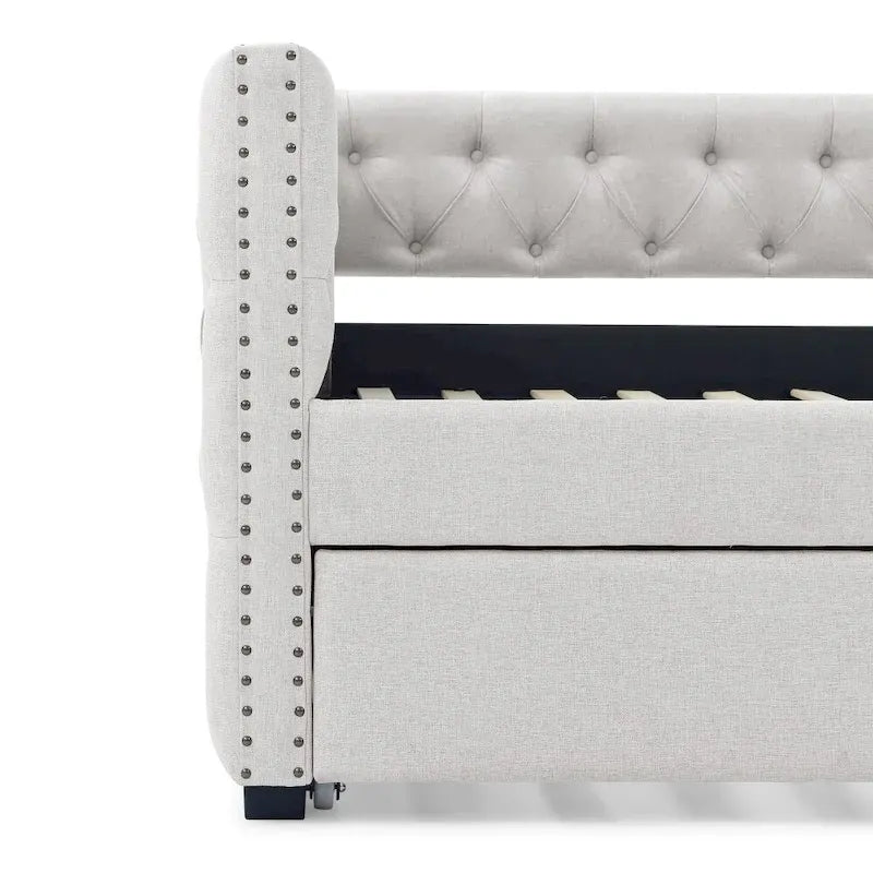Lit de repos capitonné beige avec accoudoirs carrés cloutés
