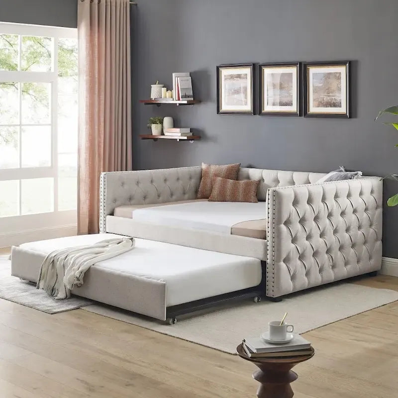 Lit de repos capitonné beige avec accoudoirs carrés cloutés