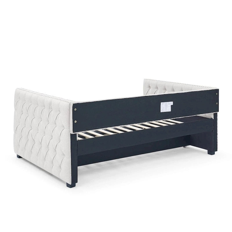 Lit de repos capitonné beige avec accoudoirs carrés cloutés