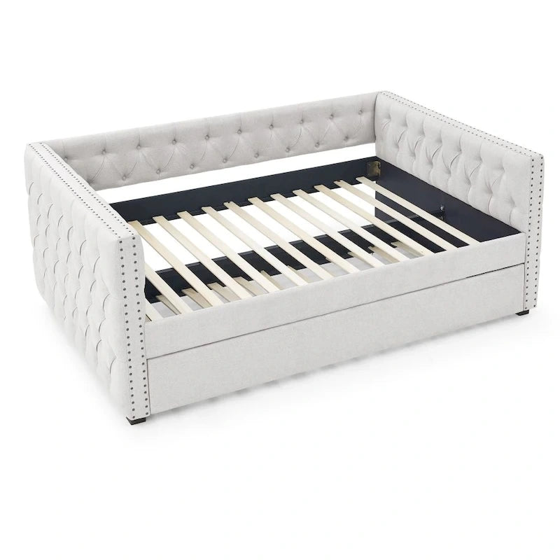 Lit de repos capitonné beige avec accoudoirs carrés cloutés