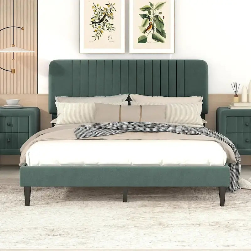 Lit plateforme rembourré en velours avec tête de lit capitonnée, vert et gris