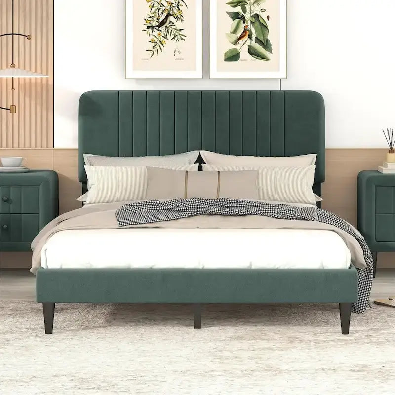 Lit plateforme rembourré en velours avec tête de lit capitonnée, vert et gris