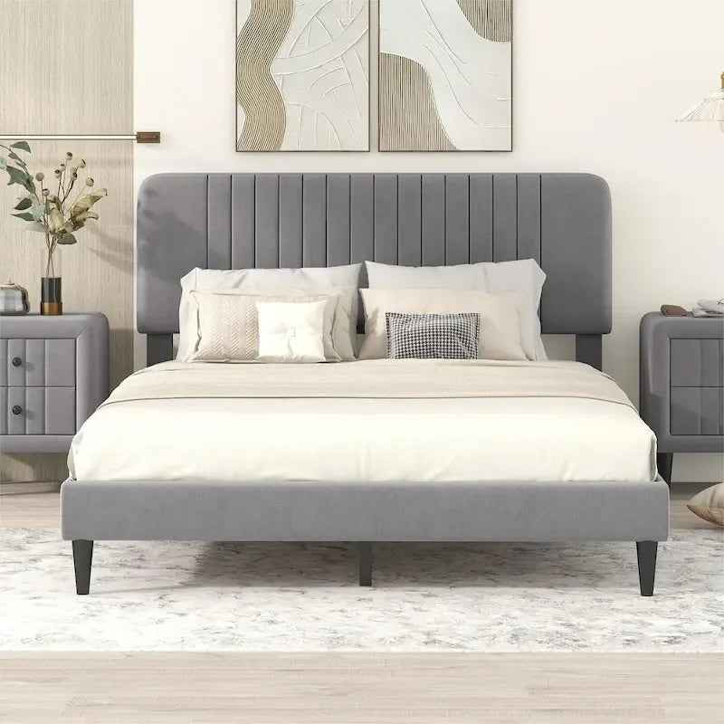 Lit plateforme rembourré en velours avec tête de lit capitonnée, vert et gris