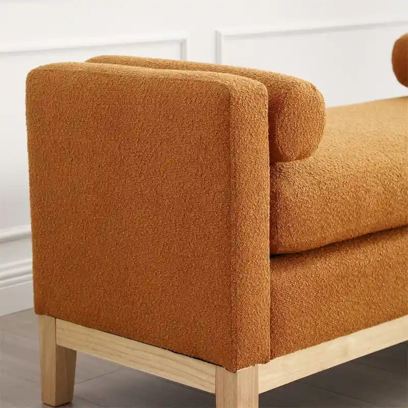 Banc rembourré avec pieds en bois cannelés et traversins